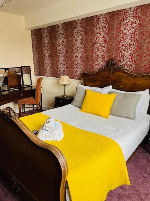 Crown Brackley 3*