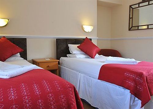 Crown Brackley 3*